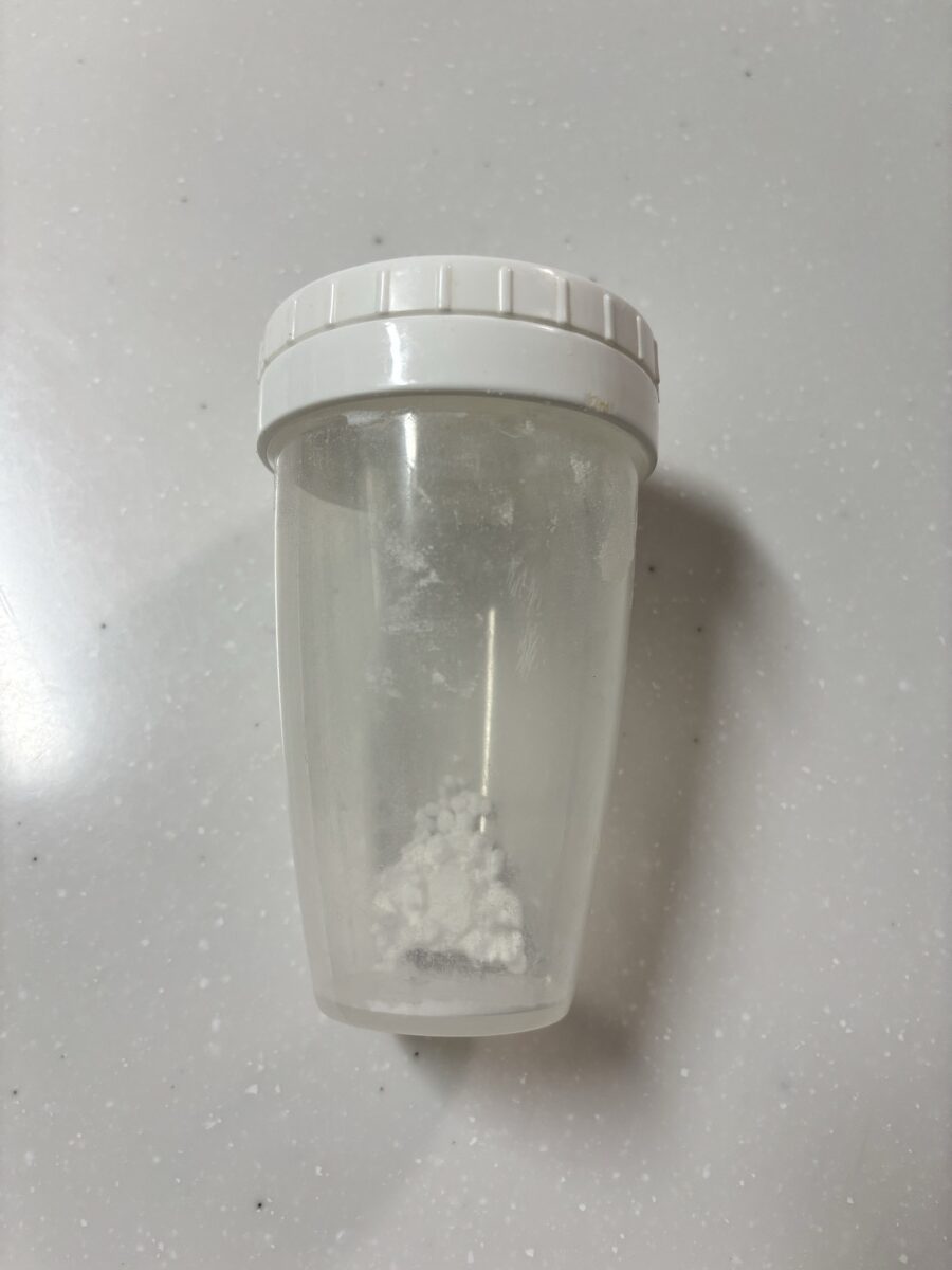 重曹はこの容器に入れて使っていました。片手でふりかけられます。